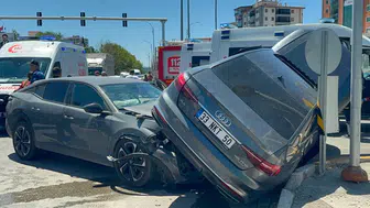 Elazığ'da 2 otomobil çarpıştı : 5 yaralı tedavi altına alındı