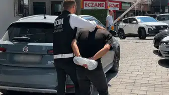 İzmir'de oto galeri kurşunlama olayıyla ilgili 2 şüpheli tutuklandı