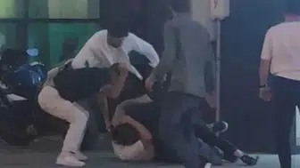 Arnavutköy'de sokak ortası dehşet : Yerde yatan genci demirle vurdular