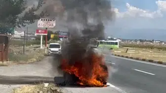 Erzincan'da seyir halindeki otomobil yandı