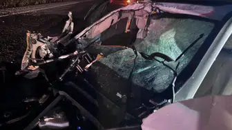 Sivas'ta traktöre çarpan Mercedes otomobil kağıt gibi ezildi : 4 yaralı