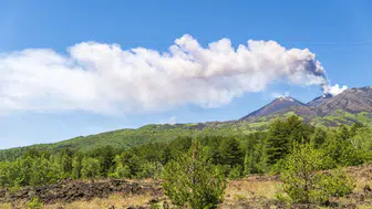 İtalya'da Etna Yanardağı yeniden kül püskürttü