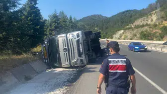 Bilecik’te tır yan yattı : Sürücünün kontrolü kaybetmesi kazaya yol açtı