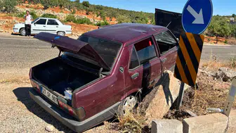 Adıyaman’da otomobil refüje çarptı: 3 kişi yaralandı