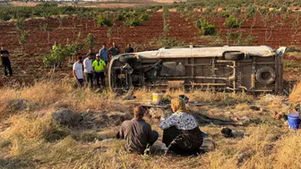 Şanlıurfa'da lastiği patlayan işçi servisi devrildi : 22 yaralı