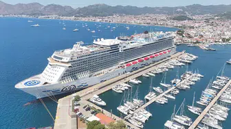 Bodrum'a dev kruvaziyer geldi : Aroya 2 bin 360 turisti ilçeye getirdi
