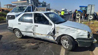 Şanlıurfa'da otomobil traktörle çarpıştı : 4 yaralı