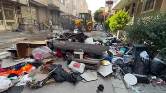 Avcılar'da ev sahibi cezaevindeki kiracısının eşyalarını sokağa attı : 7 aydır kira ödenmiyordu