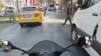 Bursa'da motosikletin yayaya çarptığı kaza kask kamerasına yansıdı