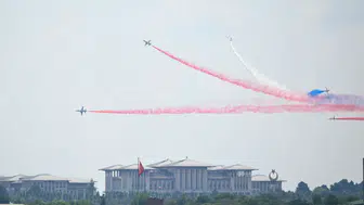 NATO Zirvesi öncesi Türk Yıldızları'ndan gösteri