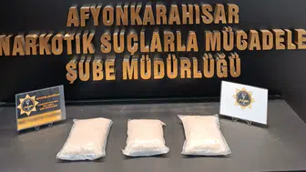 Afyonkarahisar'da minibüs koltuğundan 3 kilogram uyuşturucu çıktı
