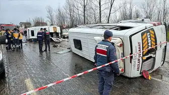 Bursa Gemlik’te servis minibüsü ile SUV çarpıştı : 15 kişi yaralandı