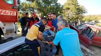 Balıkesir Dursunbey'de iki otomobil çarpıştı : 3 yaralı