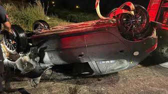 Adana'da otomobil sulama kanalına devrildi