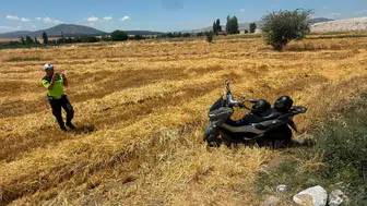 Afyonkarahisar'da motosiklet araziye devrildi : 2 yaralı