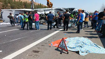 Adana'da kırmızı ışıkta bekleyen otomobile çarptı : 24 yaşındaki sürücü hayatını kaybetti