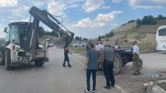 Kütahya'da otomobil ile traktör çarpıştı : 3 yaralı