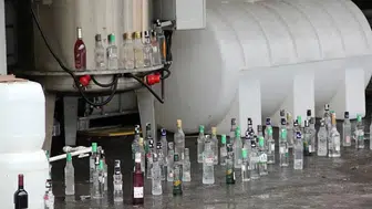 Antalya'da otel deposundan binlerce litre sahte içki çıktı