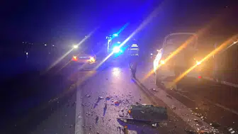 Konya'da koyun sürüsü yüzünden zincirleme trafik kazası : 1'i çocuk 3 yaralı