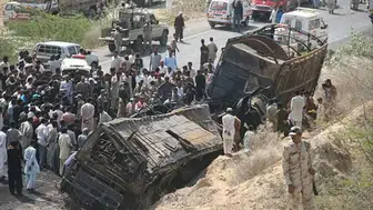 Pakistan’da uçuruma yuvarlanan otobüste 40 kişi öldü