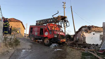 Eskişehir'de itfaiye aracı evin duvarına çarptı