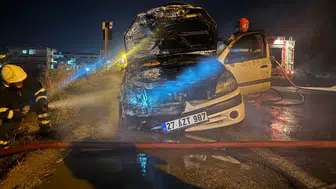Şanlıurfa'da seyir halindeki araçta yangın çıktı