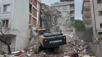 Beylikdüzü'nde kentsel dönüşümde kepçe kazası : Yan binanın banyo duvarını yıktılar