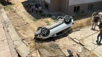 Adıyaman'da otomobil sitenin bahçesine düştü : Sürücü yara almadı