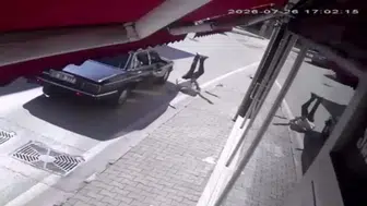 Bursa'da karşıya geçmeye çalışan yayaya otomobil çarptı