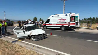 Afyonkarahisar'da otomobil bariyerlere çarptı : 3'ü çocuk 6 kişi yaralandı