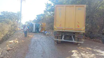 Bilecik'te iki kamyon kafa kafaya çarpıştı : 2 sürücü yaralandı