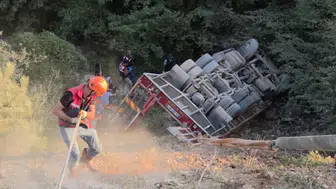 Sakarya'da şarampole devrilen tırın sürücüsü öldü
