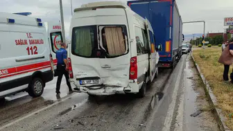 Amasya'da tır, minibüs ve otomobil çarpıştı : 11 yaralı