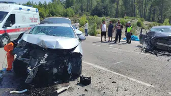 Antalya Manavgat'ta 2 otomobil çarpıştı : 1 ölü, 3 yaralı