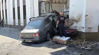 Bolu'da savrulan otomobil, caminin imam odasına daldı