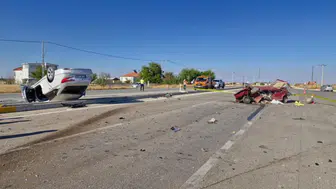 Karaman'da iki otomobil çarpıştı : Sürücünün ayağı koptu