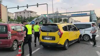 Erzurum Çat Yolu'nda zincirleme kaza ! 3 yaralı