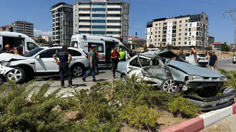 Uşak'ta iki araç çarpıştı : 3 kişi yaralandı