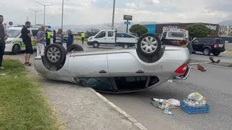 Erzincan'da önüne çıkan otomobile çarpmamak için manevra yaptı, takla attı : 2 yaralı