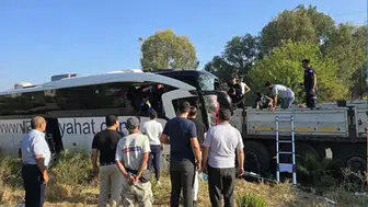 Tur otobüsü tıra çarptı: 2 ölü, 8 yaralı