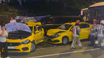 Beyoğlu'nda 8 araç birbirine girdi
