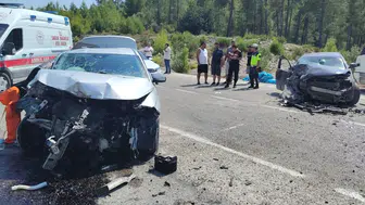 Antalya'da iki otomobil çarpıştı : 1 ölü, 3 yaralı