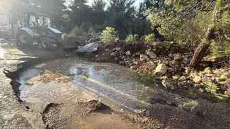 Muğla'da ana su isale hattı patladı : Yolda çökme oluştu