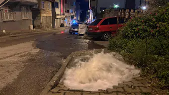 Samsun’da su borusu patladı : Caddeye 2 saat boyunca su aktı