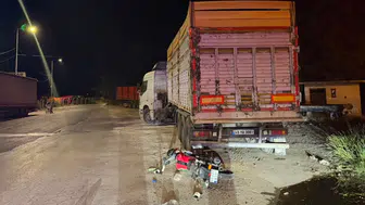 Manisa Salihli'de park halindeki tırın dorsesine çarpan motosiklet sürücüsü öldü