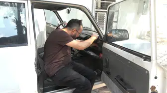 Aracının kabloları kesildi, koltuğuna bıçak bırakıldı