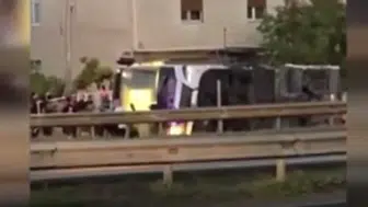 Havalimanı servisi devrildi: 18 yaralı