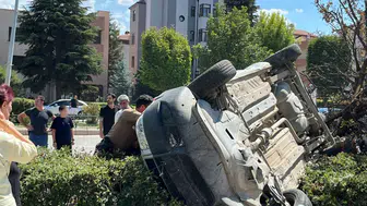 Eskişehir'de ağaca çarpan araç sürücüsü yaralandı