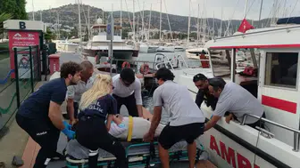 Bodrum açıklarında tekneden düşen ABD'li turist için deniz ambulansı seferber oldu