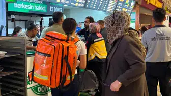 AVM'de ağabey ve kardeşi restoran çalışanını bıçakladı